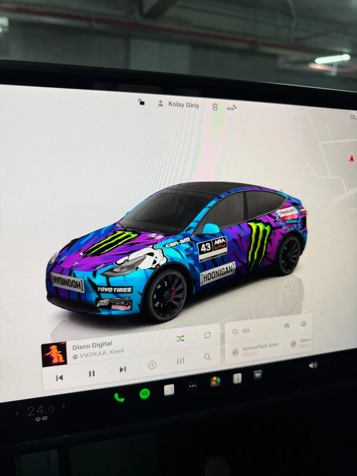 Tesla büyük ekranında Hoonigan Ken Block temalı özel araç kaplaması - yan görünüm